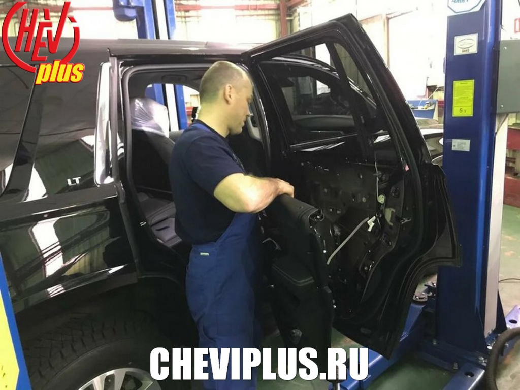 Процесс установки светодиодных логотипов марки автомобиля в двери Шевроле Тахо 4 в компании Шеви Плюс