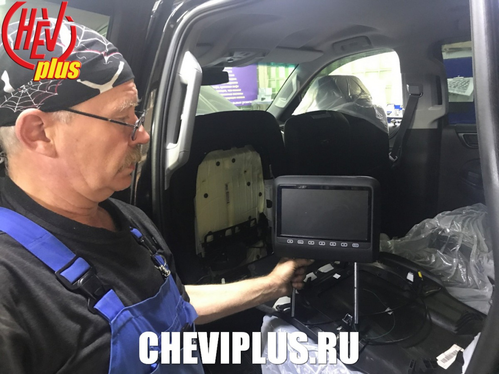 Процесс установки мониторов в подголовники на Шевроле Тахо 900 в компании Шеви Плюс