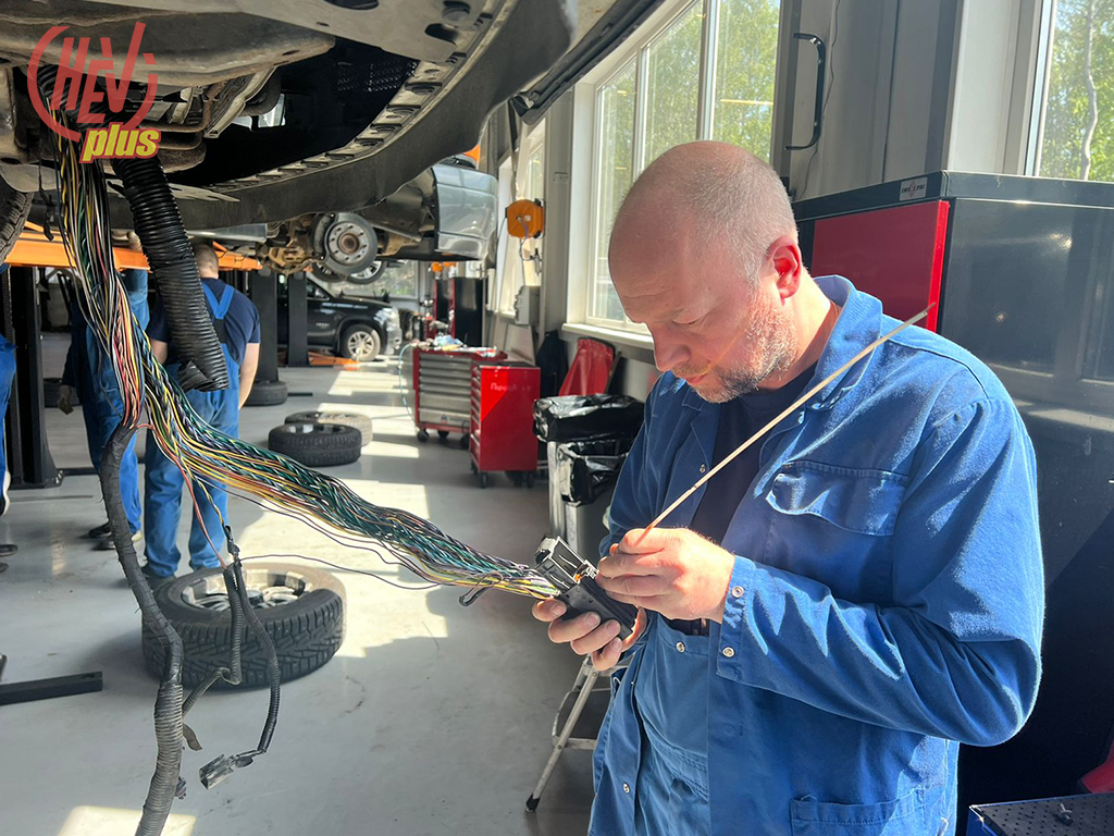 Ремонтные работы на Cadillac CTS в Шеви Плюс - ремонт автомобильной электропроводки в Москве, Краснодаре, Санкт-Петербурге