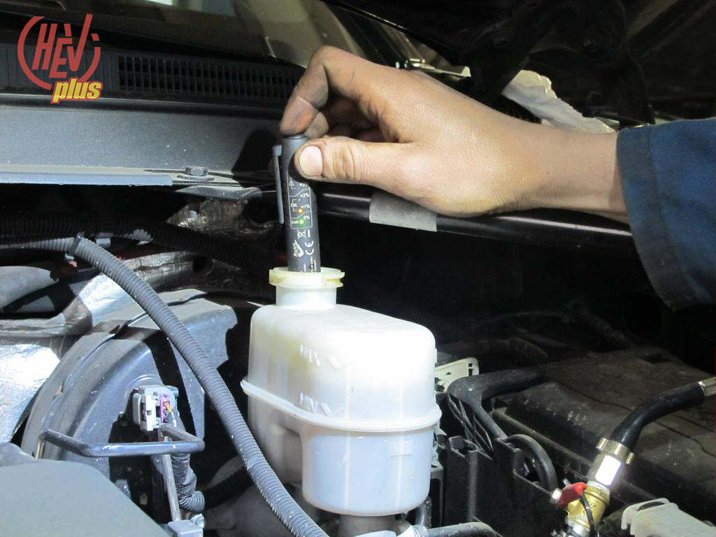 Замена тормозной жидкости и прокачка тормозов на Cadillac XT5 в Шеви Плюс