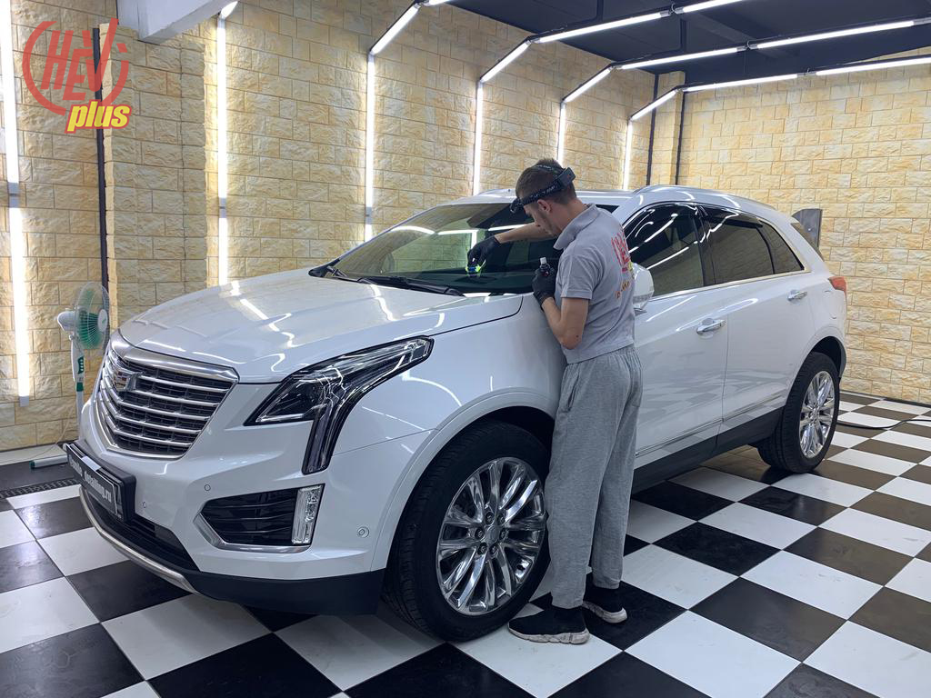 Замена лобового стекла на Cadillac XT5