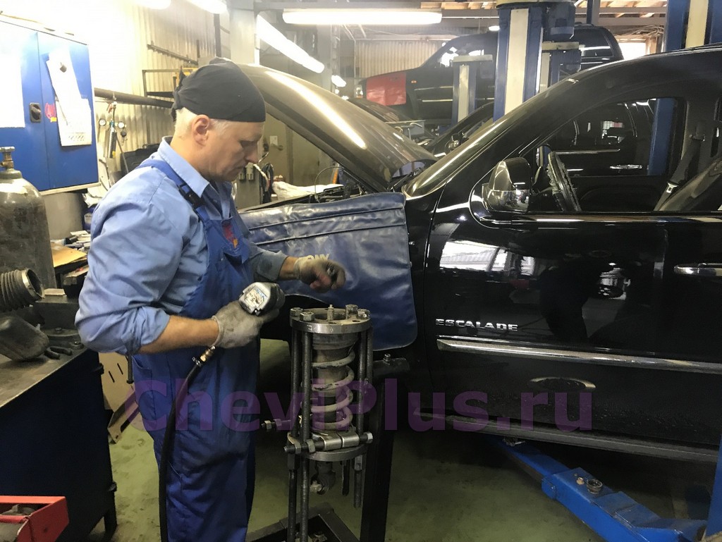 Комплекс работ по замене передних амортизаторов на автомобиле Кадиллак Эскалейд в компании Шеви Плюс