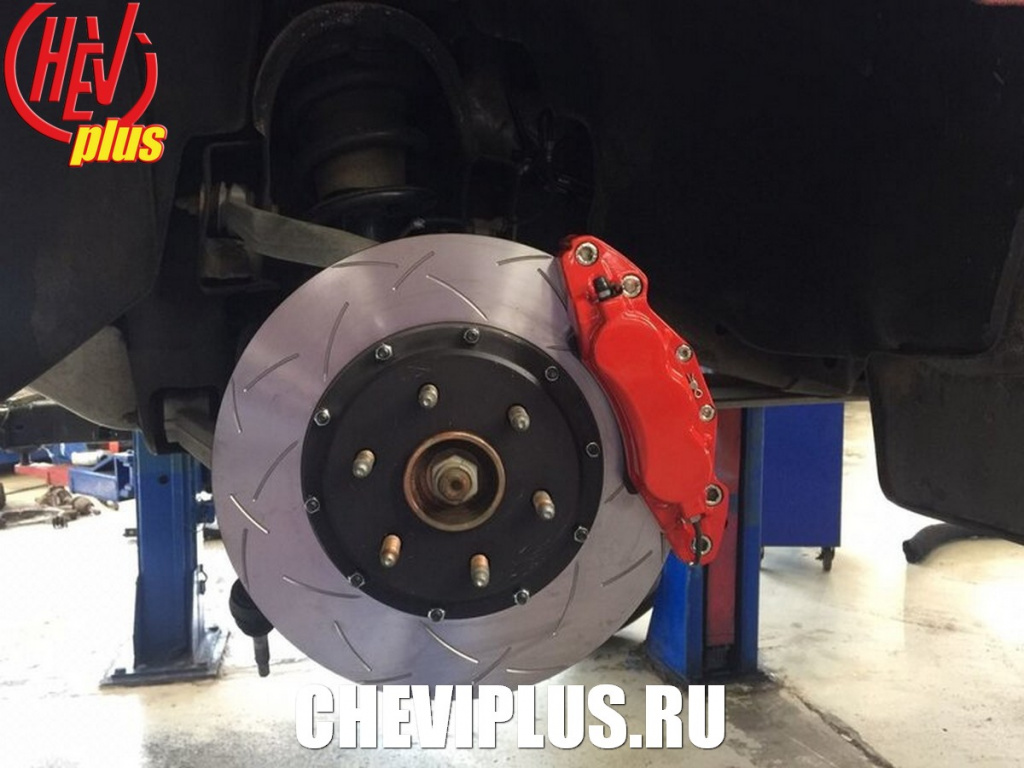 Процесс установки усиленной тормозной системы Chevi Brakes с роторами DBA на Шевроле Тахо 4 в компании Шеви Плюс