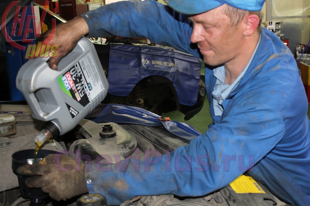 Комплекс работ по замене масла в двигателе на Шевроле Тахо 840 в сети автосервисов Шеви Плюс