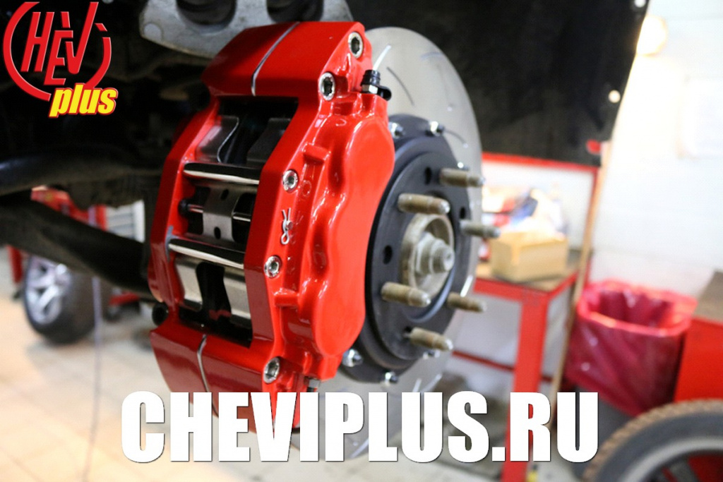 Процесс установки усиленной тормозной системы Chevi Brakes на Кадиллак Эскалейд 900 в компании Шеви Плюс