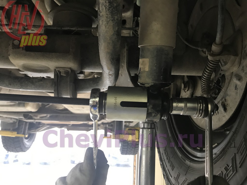 Замена сайлентблоков задних амортизаторов Chevrolet Tahoe