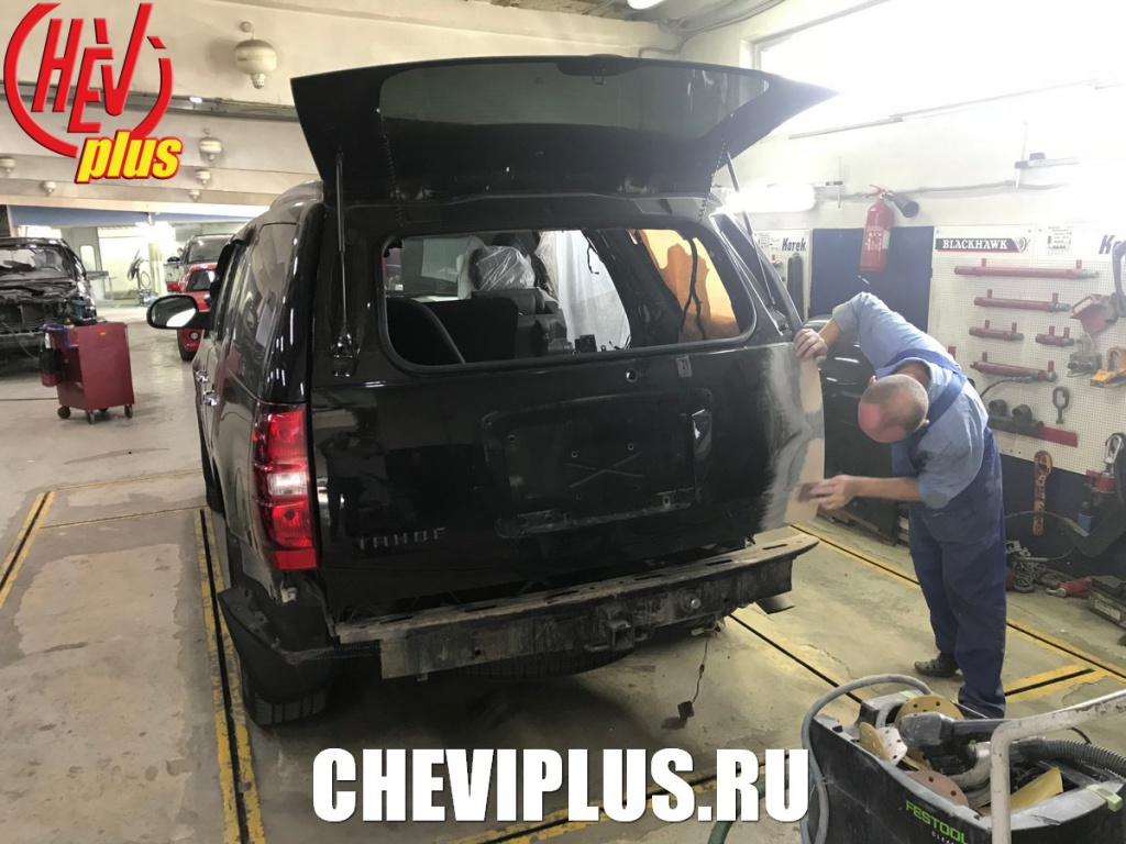Комплекс работ по ремонту и покраске двери багажника на Шевроле Тахо 900 от компании Шеви Плюс