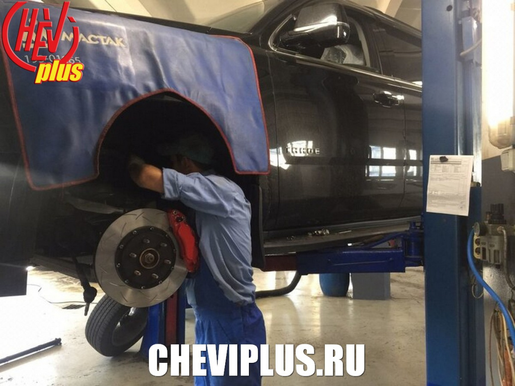 Процесс установки усиленной тормозной системы Chevi Brakes с роторами DBA на Шевроле Тахо 4 в компании Шеви Плюс