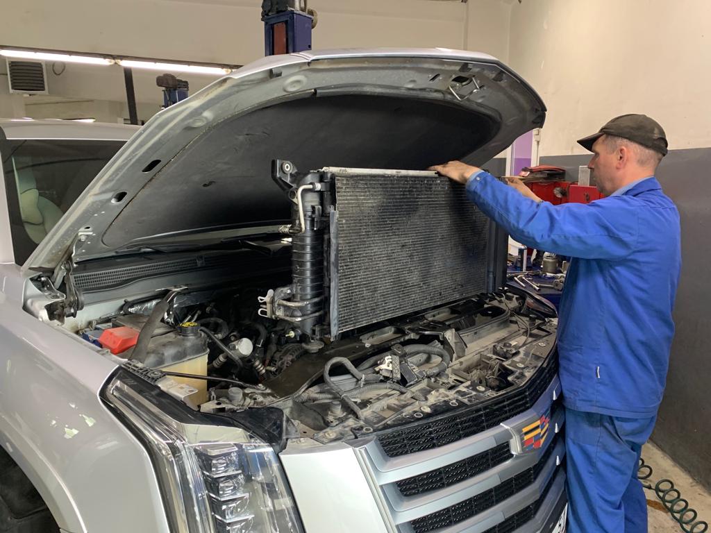 Демонтаж радиатора охлаждения двигателя на Кадиллак Эскалейд в Шеви Плюс