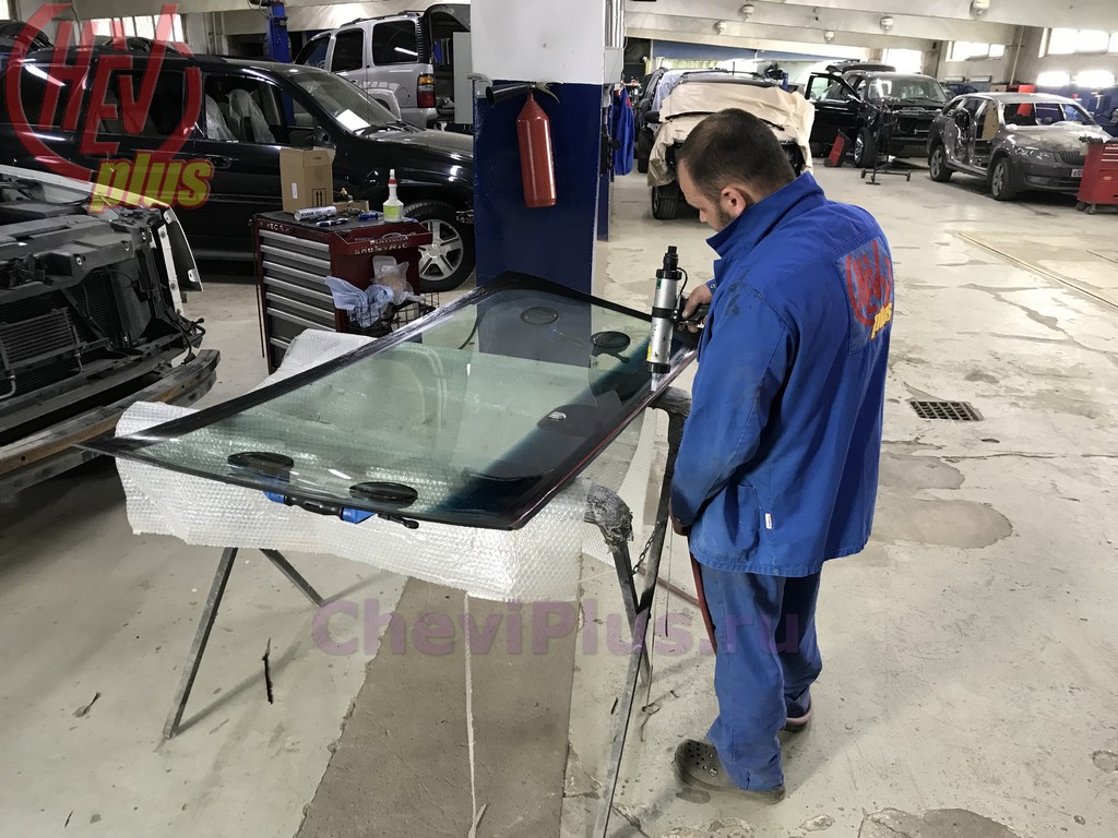 Полный комплекс работ по замене лобового стекла на Кадиллак Эскалейд 900 от компании Шеви Плюс