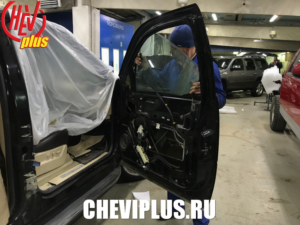Комплекс работ по ремонту и покраске передней двери Кадиллак Эскалейд 900 в компании Шеви Плюс