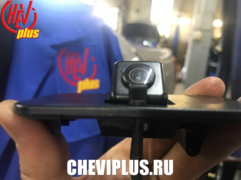 Процесс установки передней парковочной камеры на Шевроле Тахо 900 в компании Шеви Плюс