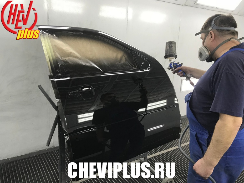 Комплекс работ по ремонту и покраске передней двери Кадиллак Эскалейд 900 в компании Шеви Плюс