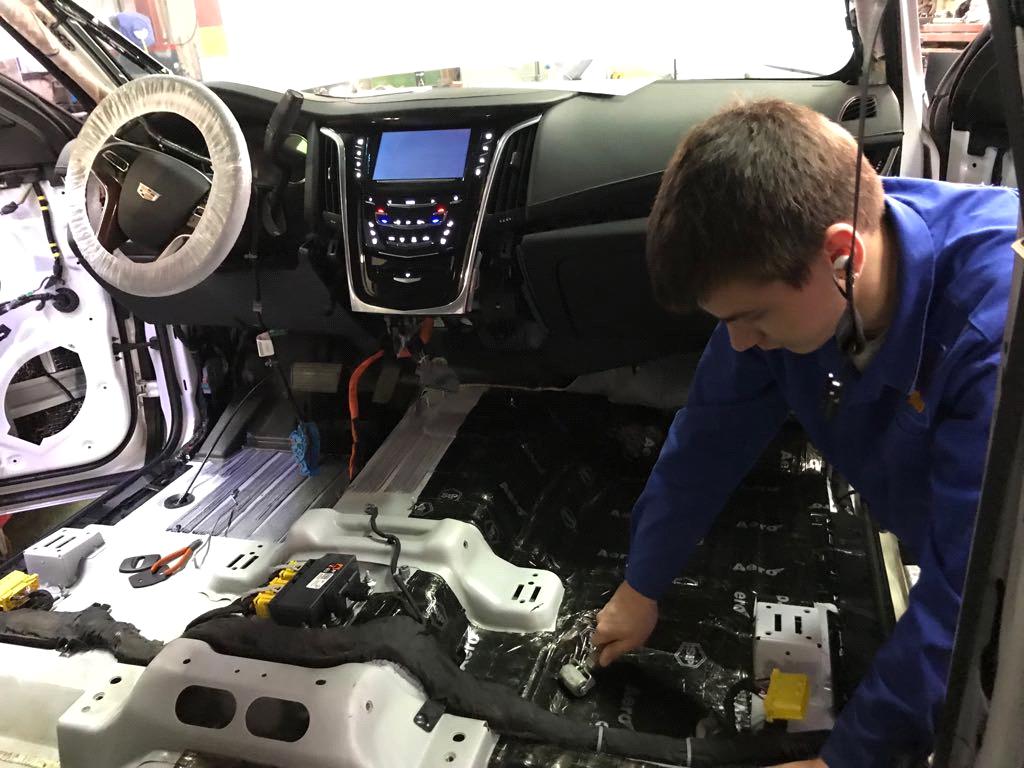 Комплекс работ по улучшению шумоизоляции на автомобилях Кадиллак Эскалейд от компании Шеви Плюс – лидера на рынке по ремонту и обслуживанию автомобилей Кадиллак
