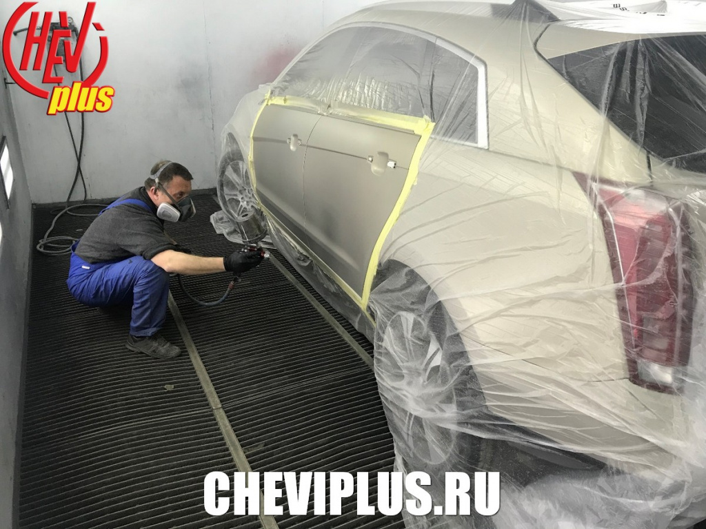 Специализированный сервис Шеви Плюс оказывает услуги по кузовному ремонту Cadillac SRX и восстановлению лакокрасочного покрытия в профессиональной окрасочной камере