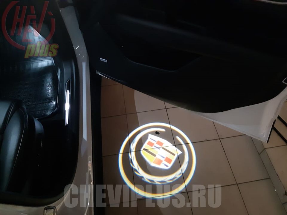 Установка проекторов логотипа в двери на Cadillac XT5 — сеть техцентров ШЕВИ ПЛЮС в Москве, Санкт-Петербурге и Краснодаре