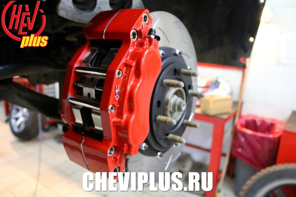 Процесс установки усиленной тормозной системы Chevi Brakes с роторами DBA на Шевроле Тахо 900 в компании Шеви Плюс