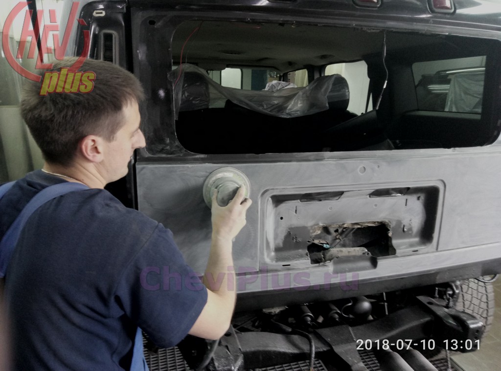 Комплекс работ по покраске крышки багажника на автомобилях Хаммер Н2 от компании Шеви Плюс