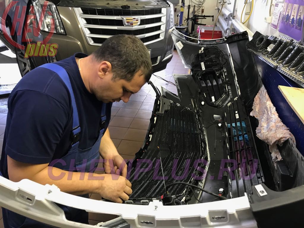 Комплекс работ по установке защитной сетки в бампер на автомобилях Cadillac XT5 от компании Шеви Плюс