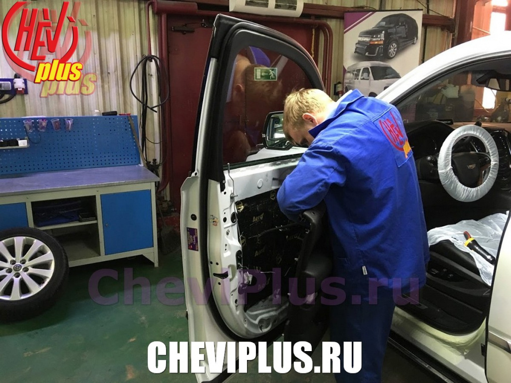 Процесс установки светодиодных логотипов марки автомобиля в двери Шевроле Тахо 4 в компании Шеви Плюс