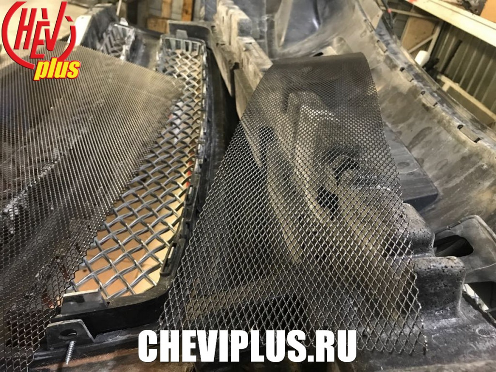 Процесс установки защитной сетки в решетку радиатора на Шевроле Тахо 900 в компании Шеви Плюс
